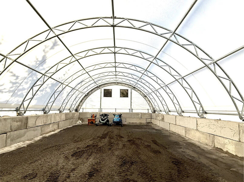 Intérieur d’un bâtiment en toile avec structure d’acier galvanisé servant à l’entreposage hivernal