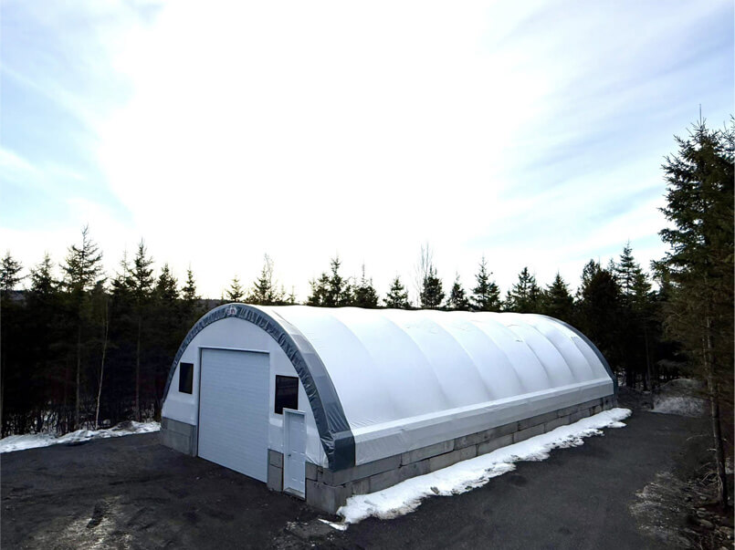 Bâtiment en toile avec charpente d’acier galvanisé vu de l’extérieur en hiver au Val d'or