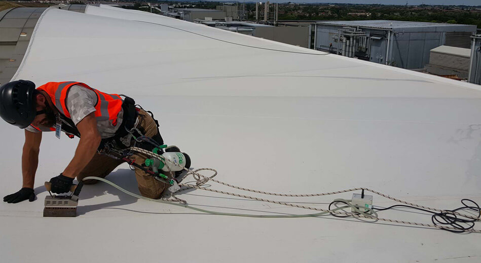 Ouvrier faisant l'entretien et installation de toiture de bâtiment en toile avec structure d’acier galvanisé
